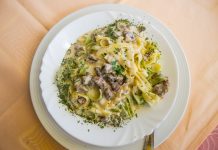 پاستا با سس قارچ و گودا از انواع پاستاهای بسیار خوشمزه و لذیذ  - dish food produce vegetable plate italy 924319 pxhere - صفحه اصلی