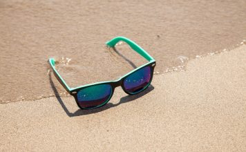 عینک آفتابی و واقعیت ها و نکاتی شگفت انگیز درباره آن  - beach sunlight plastic summer vacation holiday 1094514 pxhere - صفحه اصلی