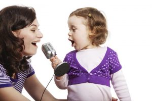 - singing 300x200 - آموزش زبان انگلیسی به کودکان با ۶ نکته ساده اما کاربردی